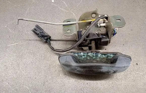 Hyundai Santa Fe Tailgate window lock/catch/latch 
