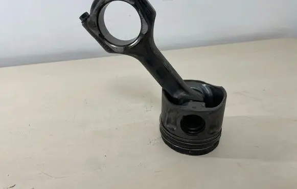 Piston with connecting rod