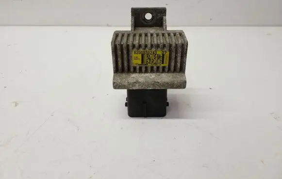 Nissan Juke I F15 Glow plug pre-heat relay 8200859243