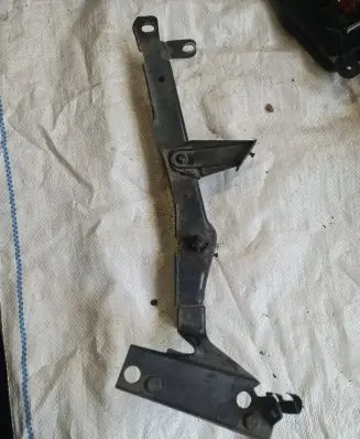 Audi A4 S4 B8 8K Fender mounting bracket 8K0821135B
