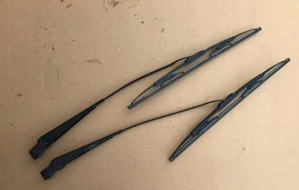 Opel Tigra A Front wiper blade arm 90532829 90532828