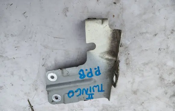 Renault Twingo II Fender mounting bracket 