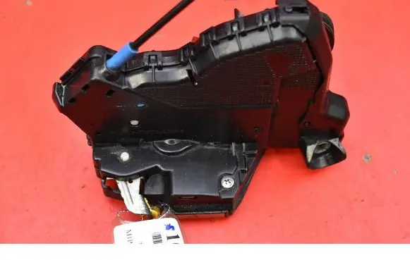 Toyota Auris 150 Front door lock 