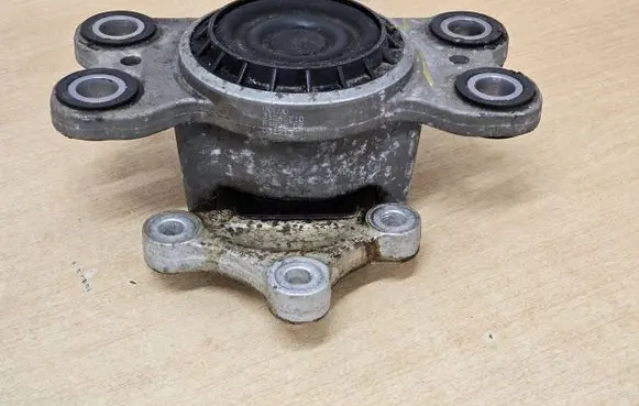 Volvo S60 Engine mount bracket 31262710