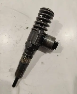 Volkswagen Golf V Fuel injector 03G130073G