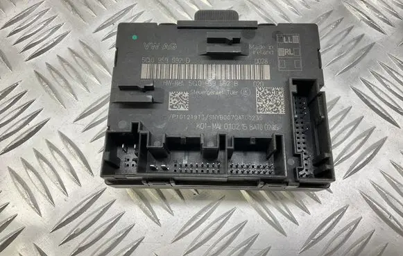 Volkswagen PASSAT B8 Door control unit/module 5Q0959592D 5Q0959592B