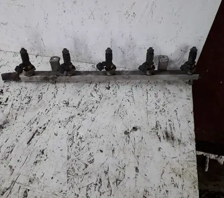 Volkswagen Jetta V Fuel injector 07K133317