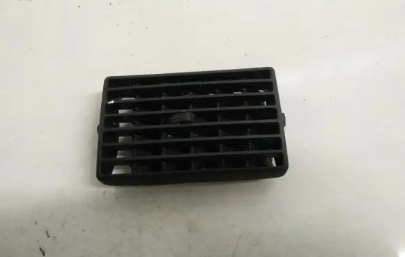 Volkswagen Golf IV Dash center air vent grill