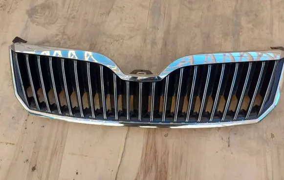 Skoda Superb B6 (3T) Front bumper upper radiator grill 3T0853668B