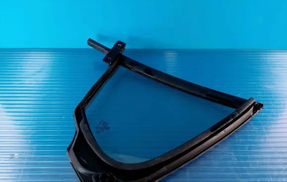 Volkswagen Jetta V Rear vent window glass 43R004528