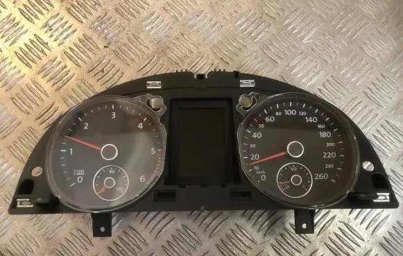 Volkswagen PASSAT B7 Speedometer (instrument cluster) 3AA920870A