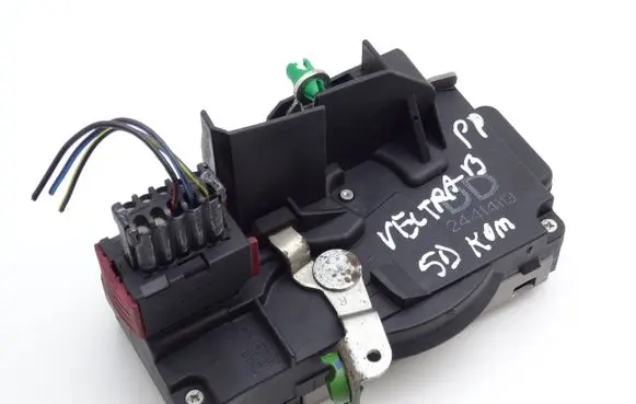 Opel Vectra B Front door lock 24414113