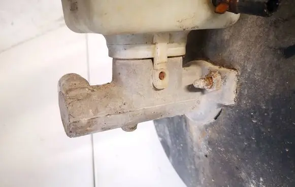 Volkswagen Bora Master brake cylinder 21027099