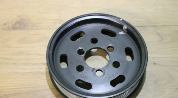 Volkswagen Golf IV Power steering pump pulley 038145255B