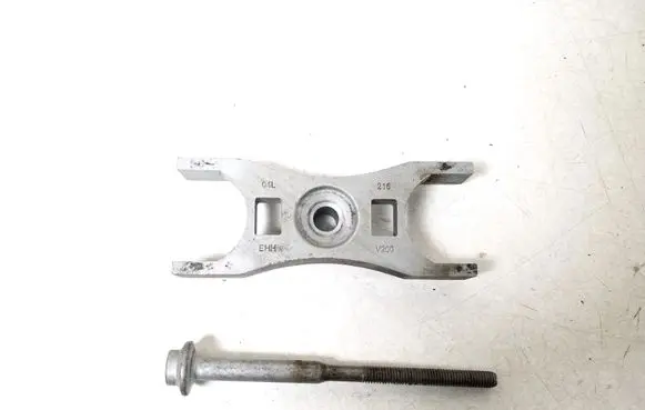 Volkswagen Golf VII Fuel Injector clamp holder 04L216