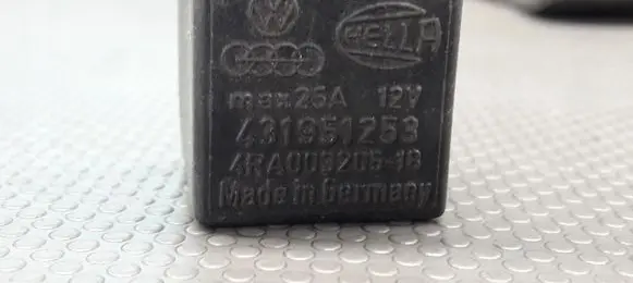Volkswagen Golf IV Fuel pump relay 