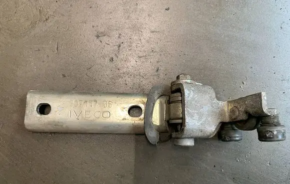 Iveco Daily 4th gen Sliding door middle roller runner 10711706