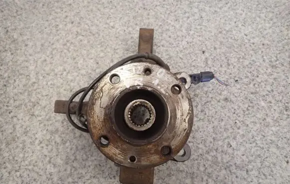 Nissan Note (E11) Front wheel hub spindle knuckle