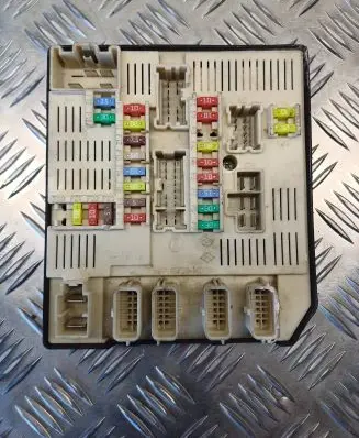 Renault Megane III Fuse module 284B68372R 519339501 9636183375