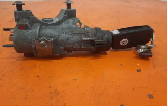 Volkswagen Polo IV 9N3 Ignition lock 4B0905851