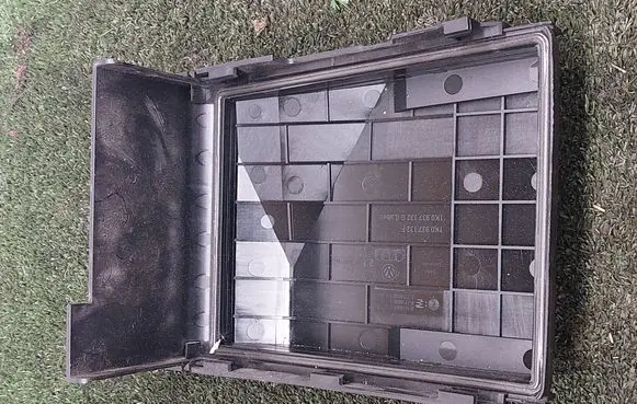 Volkswagen Golf VI Fuse box cover 1K0937132F 1K0937132G