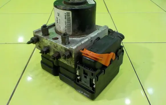 Suzuki Grand Vitara II ABS Pump 64J2A2
