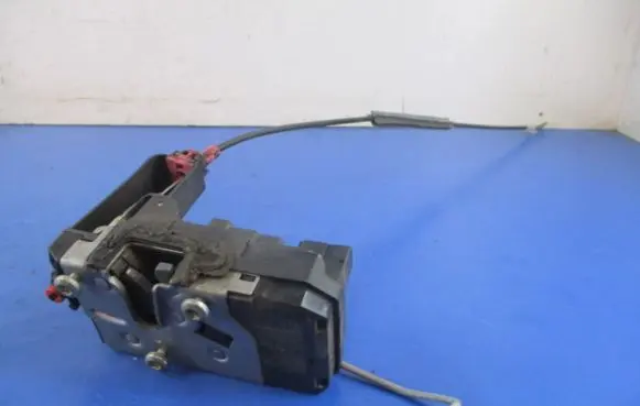 Opel Zafira B Rear door lock 13210739PW