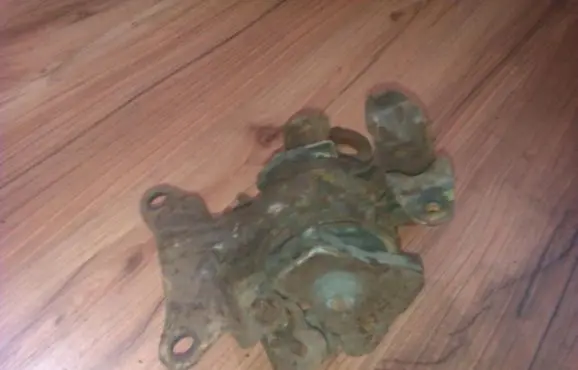 Mazda 323 Engine mount bracket