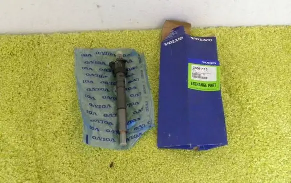 Volvo C30 Fuel injector 31303238
