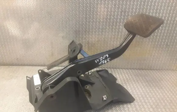 Mercedes-Benz C W203 Brake pedal 2032901001 A2032901001