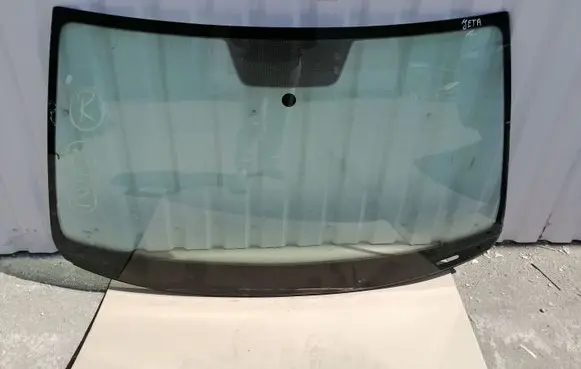 Volkswagen Jetta VI Front windscreen/windshield window 