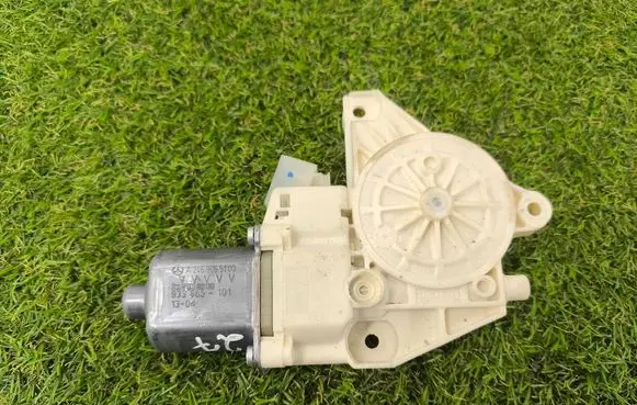 Mercedes-Benz B W246 W242 Front door window regulator motor A2469065100 933865101