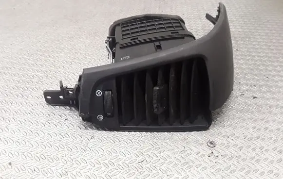 KIA Sorento Dash center air vent grill