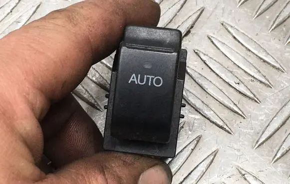 Toyota Corolla E120 E130 Electric window control switch 8481002041 37077B 147C05