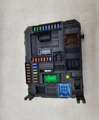 Peugeot 208 Fuse module 9678355880
