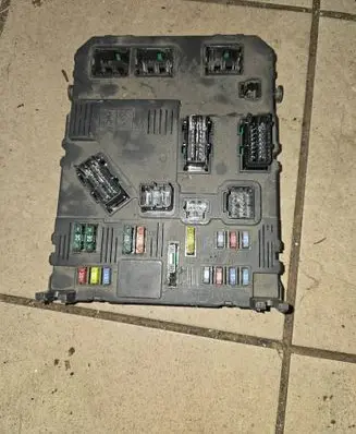 Peugeot Partner Fuse module 9657999680 BSIE0100