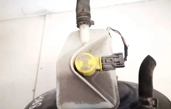 Brake fluid reservoir