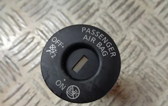 Nissan Note (E12) Passenger airbag on/off switch 13724SD