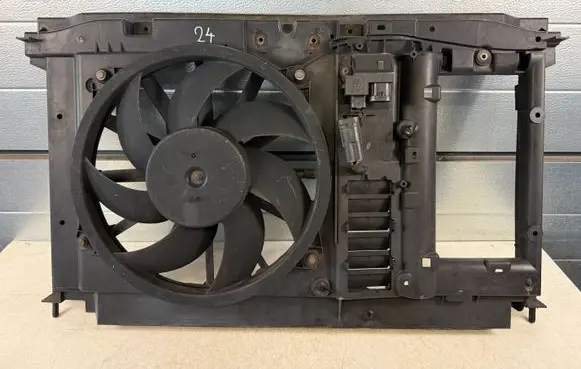 Peugeot 3008 I Radiator cooling fan shroud 9680390580