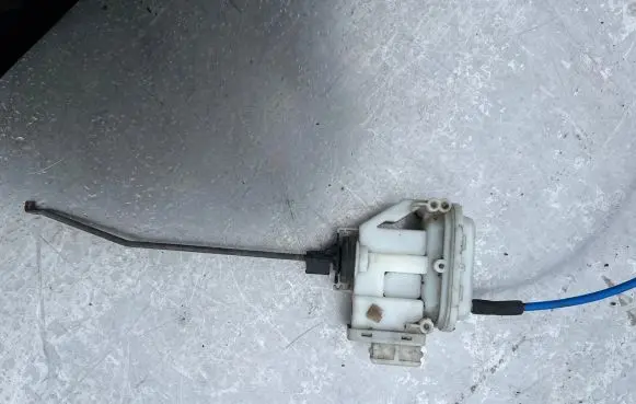 Volkswagen Touran I Central locking vacuum pump 357862153H