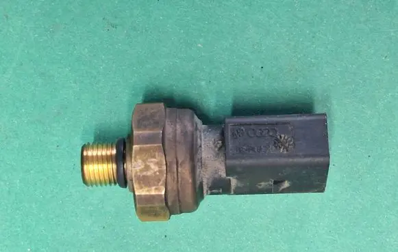 Volkswagen Golf V Fuel pressure sensor 03C906051A