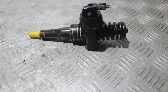 Volkswagen Golf V Fuel injector 0414720215