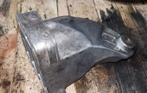 Mercedes-Benz E W212 Engine mounting bracket A6422233304