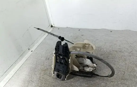 Volkswagen Tiguan Front door lock 5N2837016A