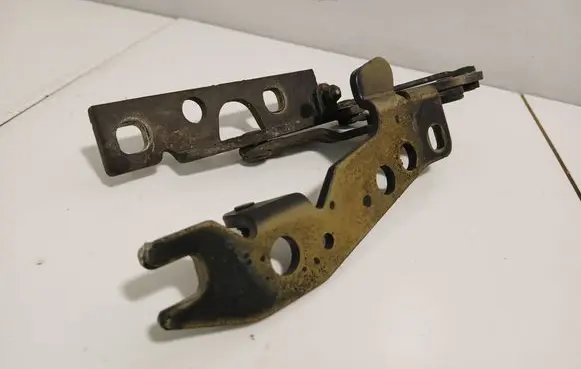 Engine bonnet/hood hinges