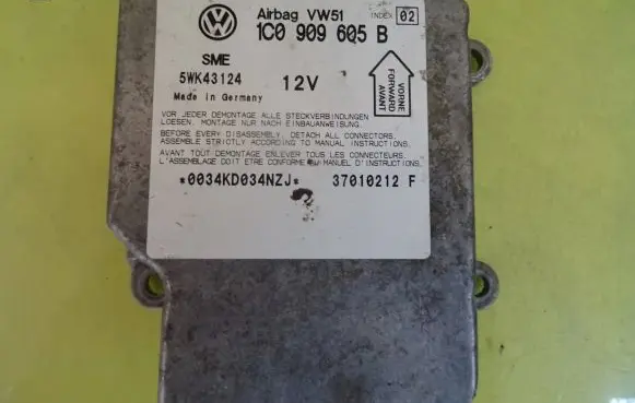 Volkswagen PASSAT B5 Airbag control unit/module 1C0909605B 5WK43124