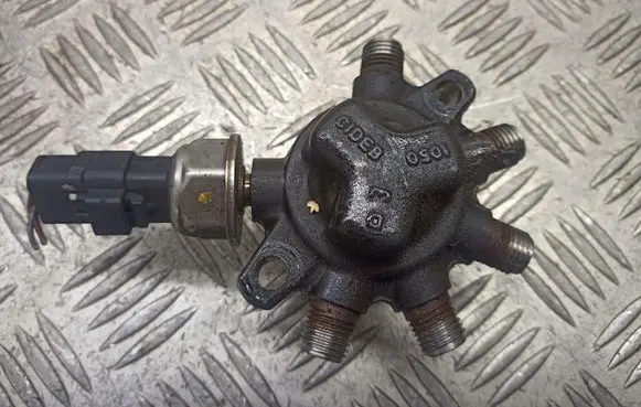 Renault Clio III Fuel distributor 