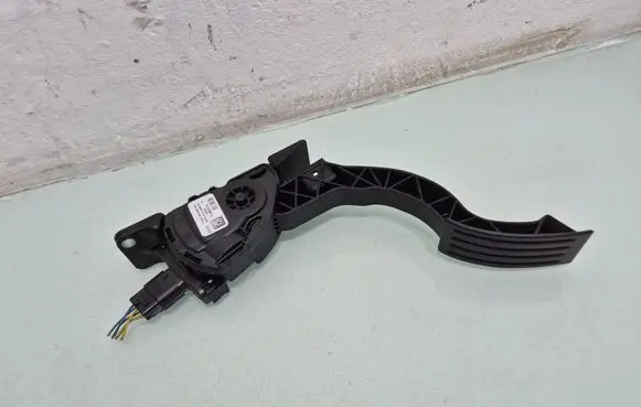Accelerator throttle pedal
