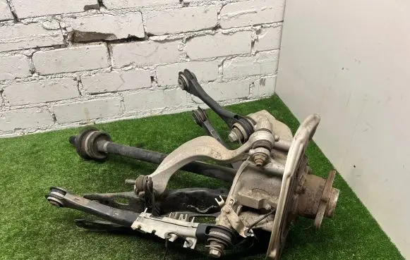 Rear wheel hub spindle/knuckle