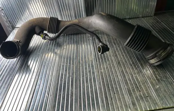Nissan Interstar Air intake duct part 8200107551